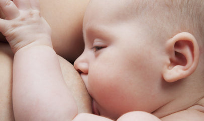 mom breastfeeding baby skin to skin